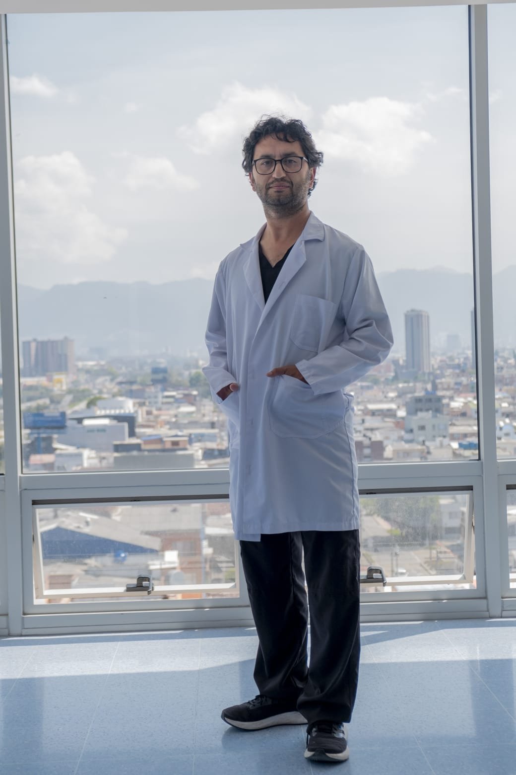 Dr. Leonardo Herrera en consulta